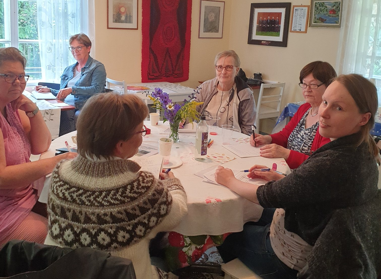 Yhdistyksen kirjoittajapäivät 27.7.2022 Hietasaaren Pukserissa, kuvassa oik. yhdistyksen sihteeri Elisa Eskelinen, puheenjohtaja Kirsti Ojala, varapj. Pirkko Korkala, takana ja vas.sivulla muita jäseniä. Kuva Marja Raatikainen