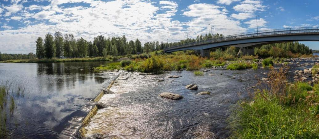 Silta Iissä kesällä.