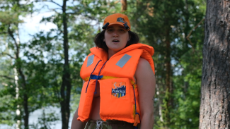 Elina Bry metsässä, veden ääressä, pelastus liivi päällä